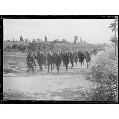 Départ des entendistes. Le regiment grec sur la route de Monastir. [légende d'origine]