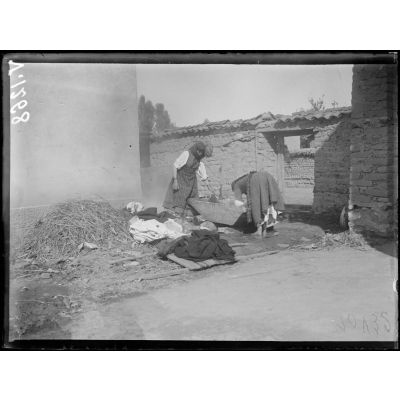 Vrbeni (Macédoine). Femmes lavant du linge. [légende d'origine]