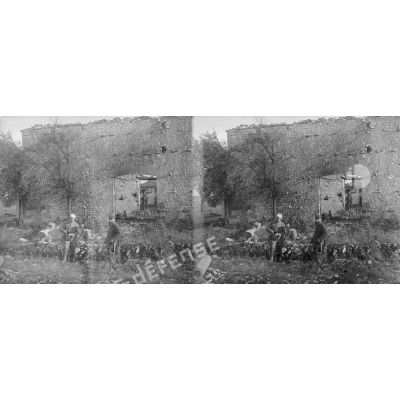 Ferme de Vaux-Marie (Meuse). Tranchée boche au 1er plan. Combats de septembre 1914. [légende d’origine]