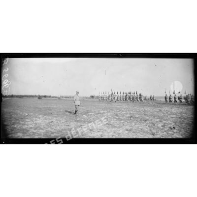 Le général Passaga félicite les troupes de la 42e Division pour leur belle conduite lors de l'offensive du 16 avril 1917. [légende d'origine]
