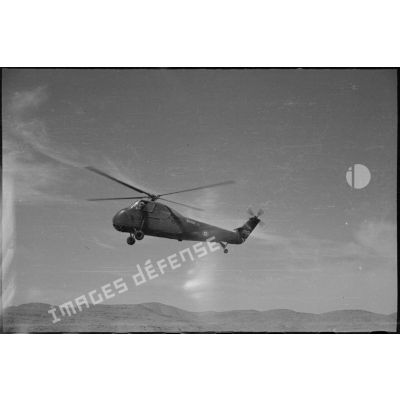 Arrivée d'un Sikorsky H-34 sur une zone opérationnelle. [légende d'origine]