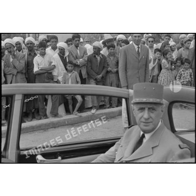 Visite du général de Gaulle à Saïda le 27 août 1959. Cérémonie d'inauguration dans le département de Saïda entre le 1er janvier 1956 et le 31 décembre 1957.