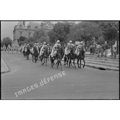 Défilés des spahis à cheval. En tête, les officiers ouvrent la marche. [légende d'origine]