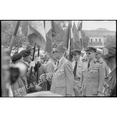 Le général de Gaulle discute avec la population et des anciens combattants de la région de Saïda. [légende d'origine]