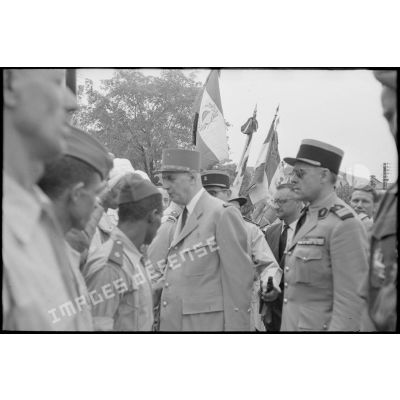Le général de Gaulle discute avec la population et des anciens combattants de la région de Saïda. [légende d'origine]