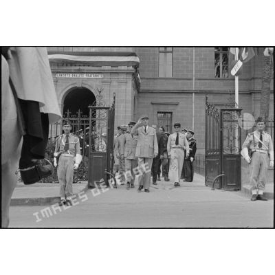 Le général de Gaulle à la sortie de l'hôtel de ville de Saïda après avoir prononcé son discours. [légende d'origine]