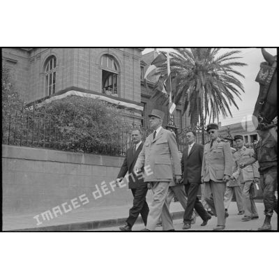 Le général de Gaulle et Paul Delouvrier à la sortie de l'hôtel de ville de Saïda. [légende d'origine]