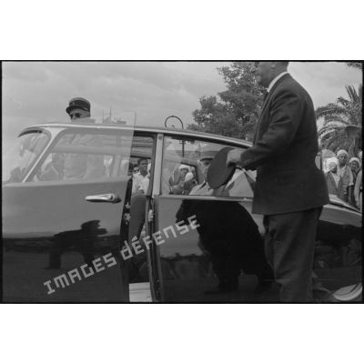 Le général de Gaulle monte dans son véhicule officiel. [légende d'origine]