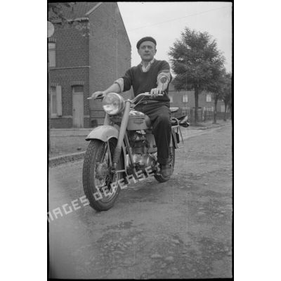 Dans le nord, portrait d'un membre de la famille Smet sur une moto. [légende d'origine]