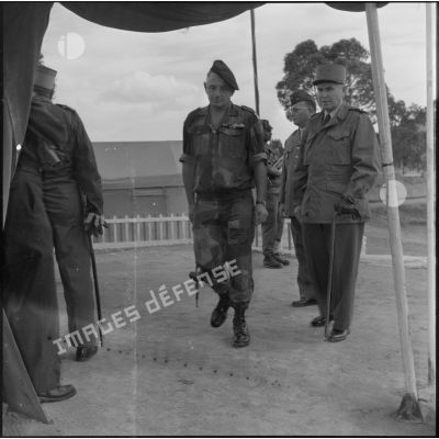 Le colonel Bigeard et un général de corps d'armée en visite au commando Georges. [légende d'origine]