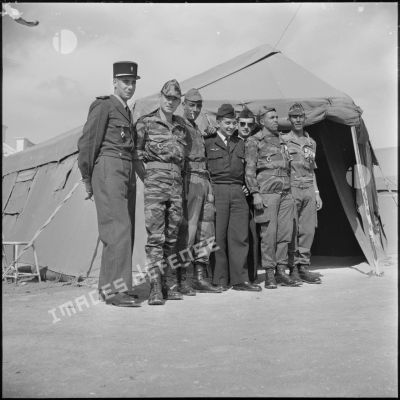 [Membres du commando Georges. Sur la gauche en tenue léopard, Armand Bénésis de Rotrou, adjoint du lieutenant Georges.]