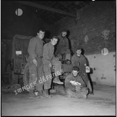 Portrait d'un groupe de soldats dans un atelier mécanique. [légende d'origine]