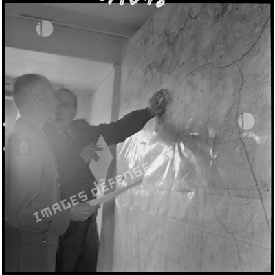 [Camp des chasseurs dans le département de Saïda. Le colonel Maire commandant du 1/8e RIM (à gauche) et son adjoint, le commandant Rouquette, observent une carte de l'Algérie.]