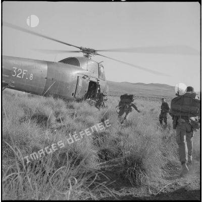 [Opération avec le commando Cobra aux monts des Ksour dans le secteur de Géryville. Soldats montant à bord d'un hélicoptère de type Sikorsky S-58 de la flotille 32F de l'aéronavale.]