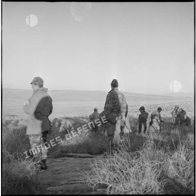 [Opération avec le commando Cobra aux monts des Ksour dans le secteur de Géryville. Soldats observant les alentours au cours d'une halte.]