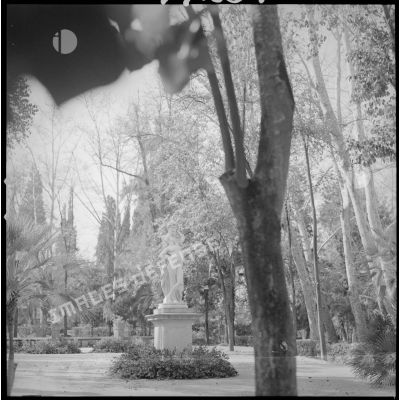 [Statue "La caresse" dans le jardin public de Sidi-Bel-Abbès.]
