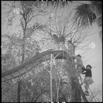 [Enfants jouant sur toboggan au jardin public de Sidi-Bel-Abbès.]