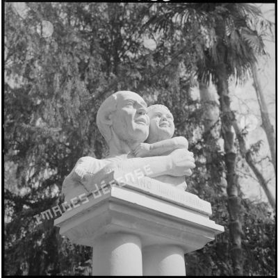 [Statue au jardin public de Sidi-Bel-Abbès. Le socle porte l'inscription "A. CANO ailleul et orphelin". ]