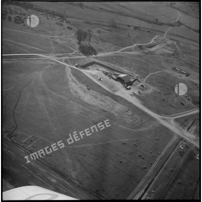 Vue aérienne de l'aérodrome. [légende d'origine]