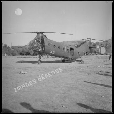 Un hélicoptère de type piasecki Vertol H21 également surnommé "bannane volante" à l'arrêt sur une piste. [légende d'origine]
