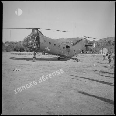 Un hélicoptère de type piasecki Vertol H21 également surnommé "bannane volante" à l'arrêt sur une piste. [légende d'origine]