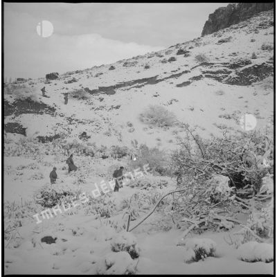 Soldats du 8e RIM en progression dans la campagne enneigée du Vieux Saïda. [légende d'origine]