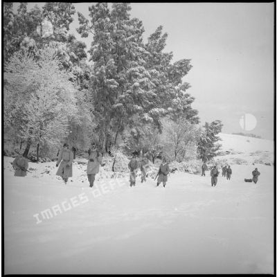 Soldats du 8e RIM en progression dans la campagne enneigée du Vieux Saïda. [légende d'origine]