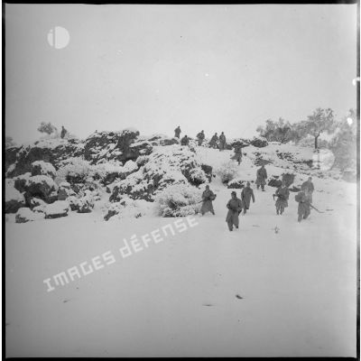 Vues d'ensemble d'un groupe de soldats du 8e RIM au cours d'une opération de reconnaissance dans le secteur du Vieux Saïda. [légende d'origine]
