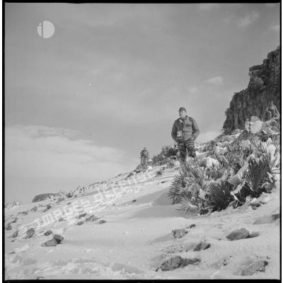 Portrait d'Arthur Smet dans la campagne enneigéee du Vieux Saïda (en contre-plongée, de face). [légende d'origine]