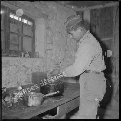 Aménagement de l'eau dans le secteur de Tamesna sous le commandement du capitaine Vinck. Un soldat fait la vaisselle. [légende d'origine]