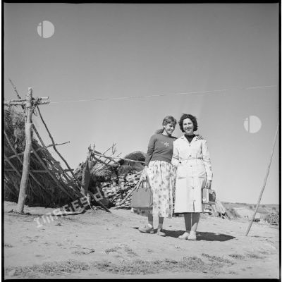 Portrait de deux jeunes femmes dans un village. [légende d'origine]