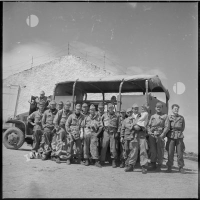 Tournée de secteur près de Tamesna et de Fenouane. Portrait de groupe de soldats qui pose devant un camion de transport militaire. [légende d'origine]
