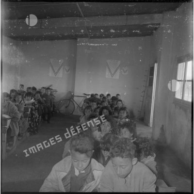 Tournée de secteur près de Tamesna et de Fenouane. Dans une salle de classe, vue des élèves assis derrière leurs bureaux. [légende d'origine]