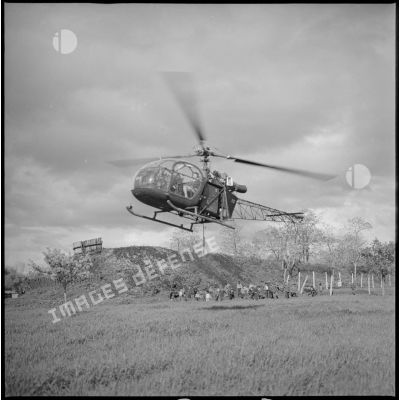Atterrissage d'un hélicoptère de type " Alouette " au cantonnement du commando Georges. [légende d'origine]