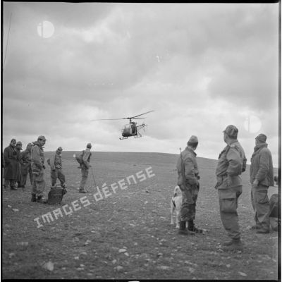 Arrivée d'un hélicoptère de type Alouette III sur le terrain d'opération de la 2e compagnie du 8e RIM. [légende d'origine]