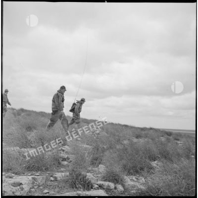 Un officier de la 2e compagnie du 8e RIM et son radio arpentent le terrain au cours d'une opération. [légende d'origine]