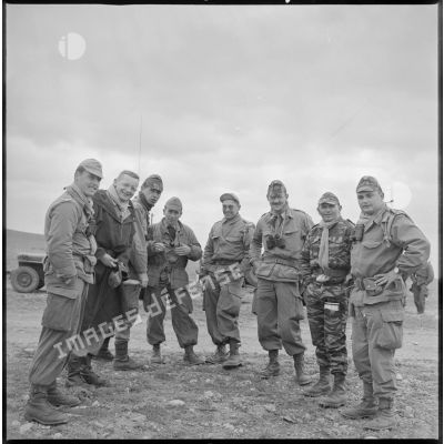 Portrait d'un groupe de soldat sur le terrain au cours d'une opération. [légende d'origine]