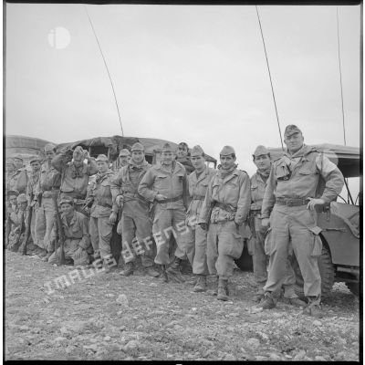 Portrait d'un groupe de soldats devant leurs véhicules. [légende d'origine]