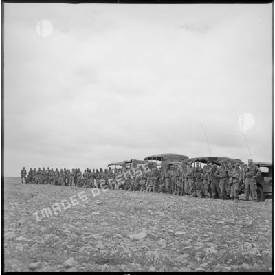 Au cours d'une opération, vue d'ensemble des soldats de la 2e compagnie du 8e RIM devant leurs véhicules. [légende d'origine]