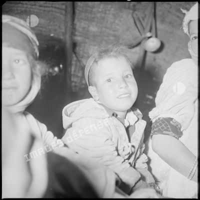 Portrait d'enfants à l'intérieur d'une khaïma. [légende d'origine]