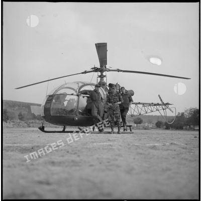 Portrait des pilotes d'hélicoptère devant leur appareil. Au centre, Arthur Smet pose également. [légende d'origine]