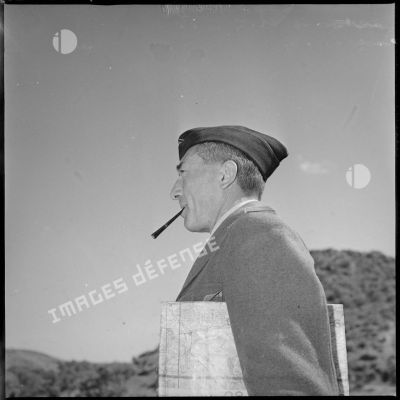 Tournée de secteur du colonel Alexandre. Portrait de profil d'un officier du 8e RIM, il tient une carte sous son bras gauche. [légende d'origine]