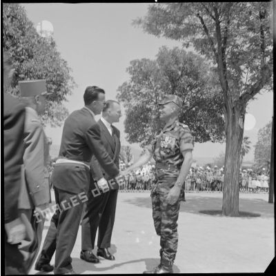 Visite du Délégué général du gouvernement en Algérie Paul Delouvrier à Saïda. Le lieutenant Georges Grillot, chef du commando de chasse "Georges" serre la main d'un élu local. [légende d'origine]