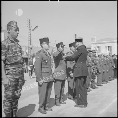 Remise de décoration à un soldat par le colonel le Demetz. Sur la gauche, le commando Youssef Ben Brahim, du commando "Georges"  fait également partie des récipiendaires. [légende d'origine]