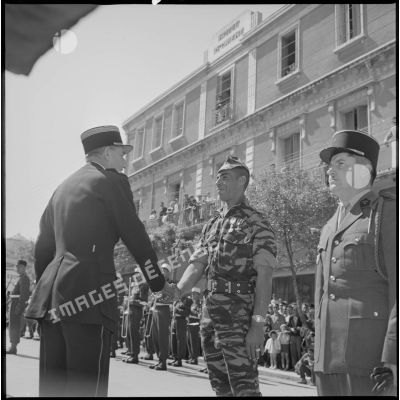 Le colonel le Demetz serre la main du commando Youssef Ben Brahim, membre du commando "Georges". [légende d'origine]