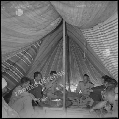 Fête et visite du marabout de Sidi Klifa, au village de Sidi Youssef. Les autorités militaires boivent le thé traditionnel sous une tente. [légende d'origine]