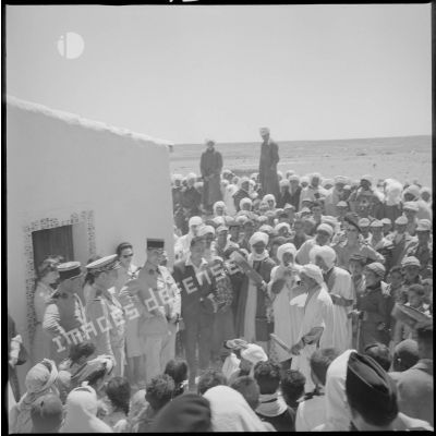 Fête et visite du marabout de Sidi Klifa, au village de Sidi Youssef. Les autorités militaires se tiennent devant la population de Sidi Klifa. [légende d'origine]