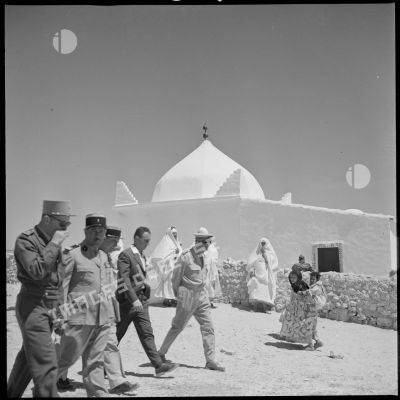 Fête et visite du marabout de Sidi Klifa, au village de Sidi Youssef. [légende d'origine]