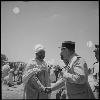 Fête et visite du marabout de Sidi Klifa, au village de Sidi Youssef. Un officier serre la main d'un homme à l'occasion d'une visite à Sidi Klifa. [légende d'origine]