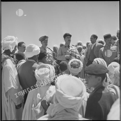 Fête et visite du marabout de Sidi Klifa, au village de Sidi Youssef. Un officier prononce un discours devant les habitants de Sidi Klifa. [légende d'origine]
